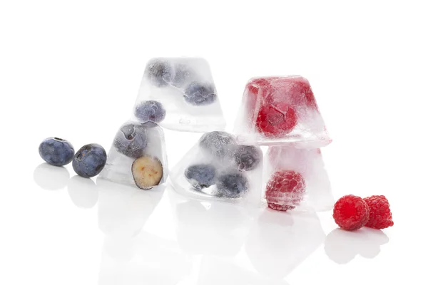 Früchte in Eis eingefroren. — Stockfoto