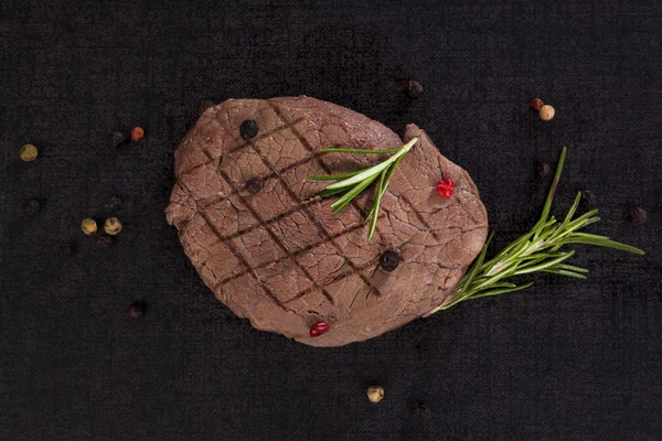 Steak na lávovém kameni. — Stock fotografie