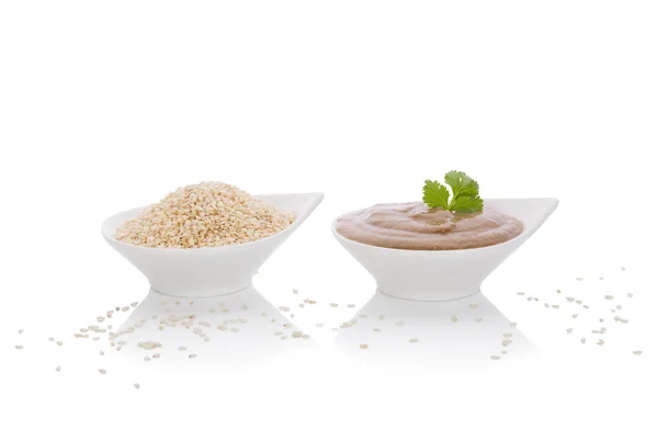 Tahini salsa y semillas de sésamo . — Foto de Stock