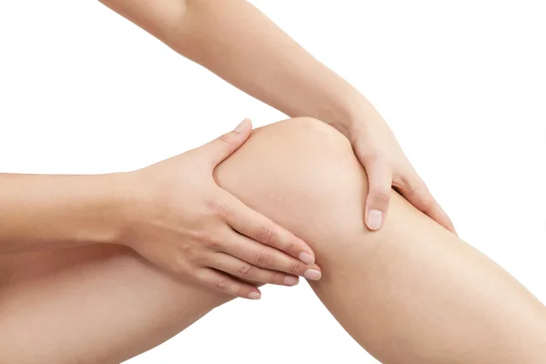 Tangan wanita memegang lutut terisolasi . — Stok Foto