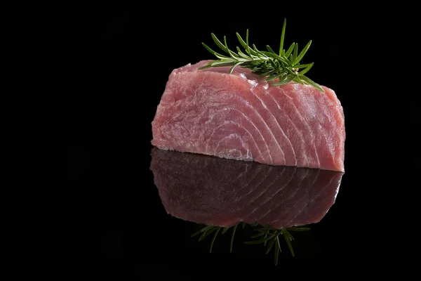 Bife de atum isolado . — Fotografia de Stock