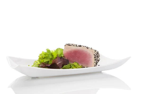 Delicious tuna steak with salad. — Stock Photo, Image