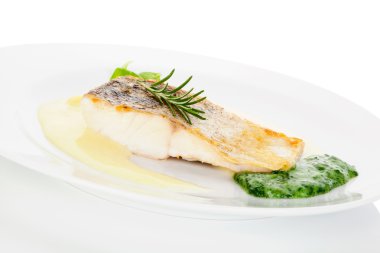 Taze levrek fileto patates ve sebze sos ile balık