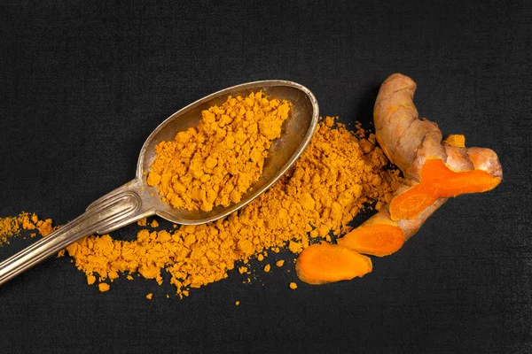 Curcuma kök ve toprak tozu. — Stok fotoğraf