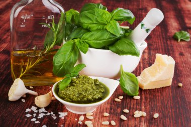 Fesleğen pesto, taze fesleğen yaprağı, sarımsak, kahvaltilari peynir, zeytin yağı ve çam tohumu