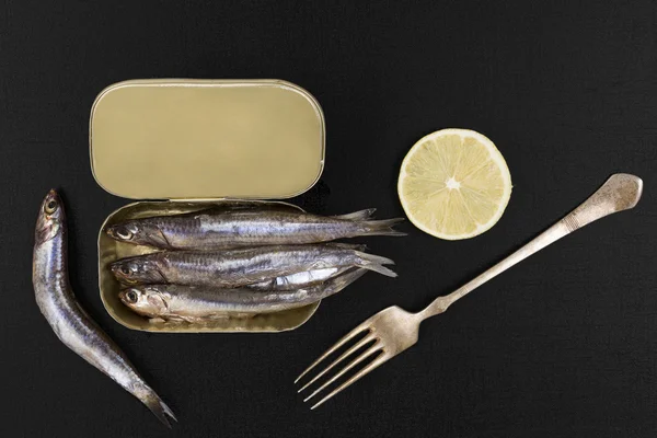 Peixe de anchova fresco em lata . — Fotografia de Stock