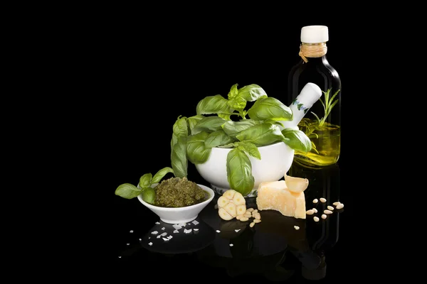 Basil pesto, fresh basil leaves, garlic, parmigiano cheese, olive oil and pine seeds — Stock Photo, Image