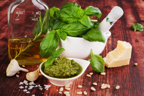 Pesto de albahaca, hojas de albahaca fresca, ajo, queso parmesano, aceite de oliva y semillas de pino — Foto de Stock