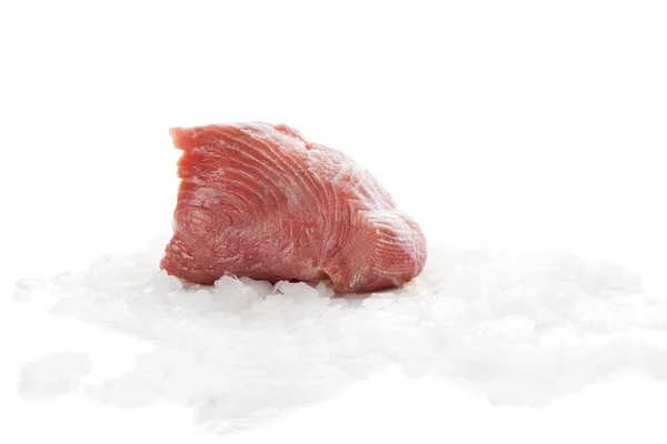 Raw tuna steak isoalted on ice. — Stock Photo, Image