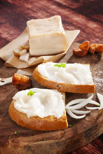 Bröd med ister och cracklings. — Stockfoto