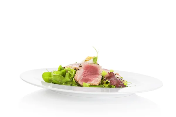 Delicious tuna steak with salad. — Stock Photo, Image