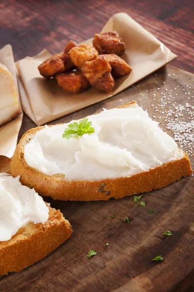 Brood met spek en varkensvlees scratchings. — Stockfoto