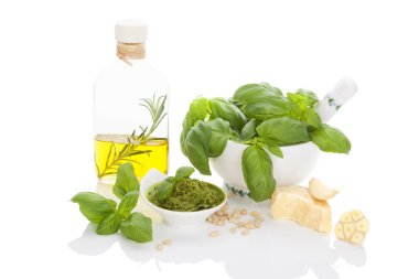 Fesleğen pesto malzemelerle.