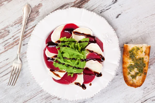 Deliziosa insalata con barbabietola, formaggio di capra e rucola . — Foto Stock