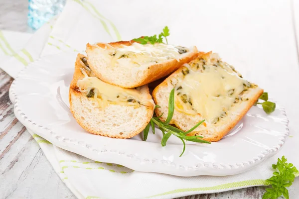 Knoflook stokbrood met gesmolten kaas. — Stockfoto