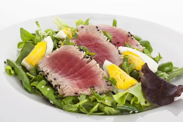 Салат со свежим тунцом . — стоковое фото