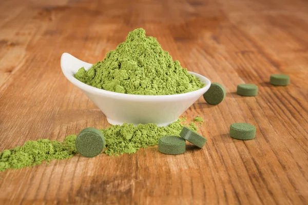 Detox. Chlorella and wheat grass. — Stock Photo, Image