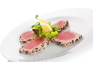 Lezzetli orkinos biftek salatası ile.