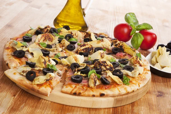 Kulinarisches Pizzaessen. — Stockfoto