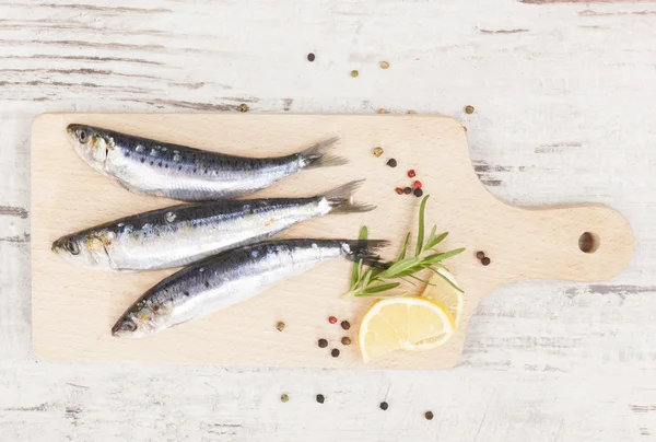 Deliciosas anchovas peixe comendo . — Fotografia de Stock