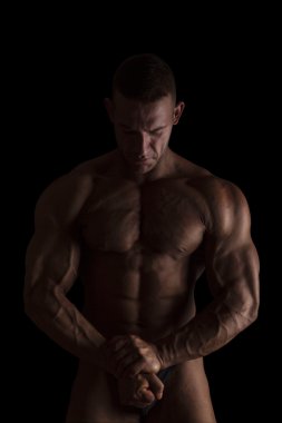 Vücut geliştirmeci izole üzerinde siyah poz. 