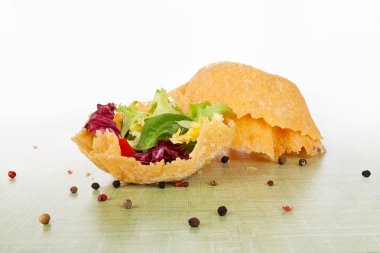 Peynir sepette karışık salata.