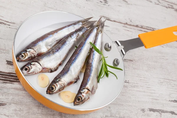 Pescado fresco de sardina en sartén . —  Fotos de Stock