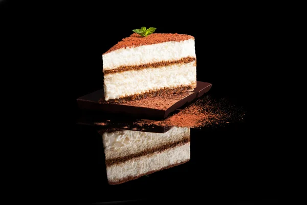Tiramisu-Dessert isoliert auf schwarz. — Stockfoto