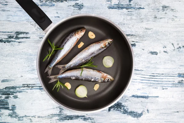 Сира риба на сковороді — стокове фото