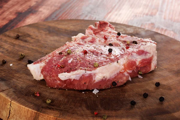 Costoletta su tavola da cucina in legno . — Foto Stock