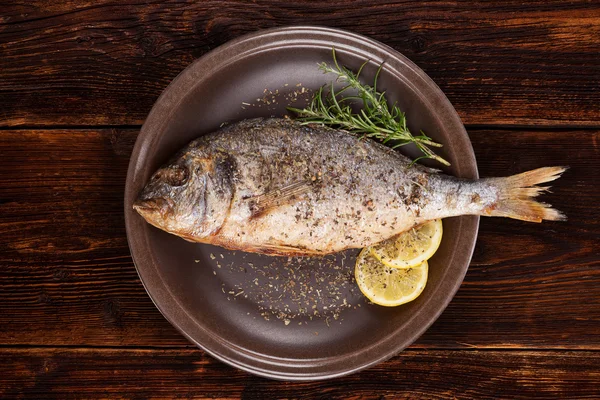 Grilled sea bream fish on plate. — Stock Photo, Image