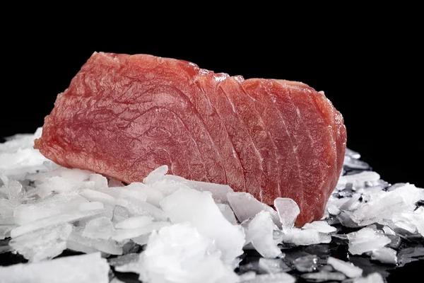 Wielki tuńczyk stek na lodzie. — Zdjęcie stockowe