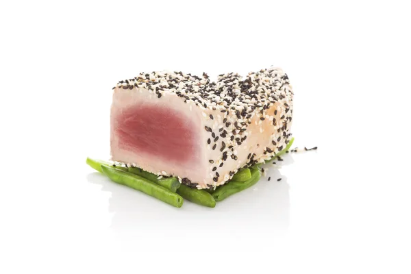 Grilovaný tuňák steak izolované na bílém. — Stock fotografie