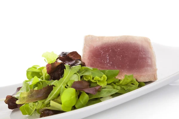 Tuna biftek salatası ile. — Stok fotoğraf