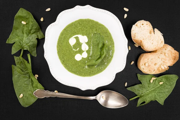 Heerlijke spinazie soep. — Stockfoto