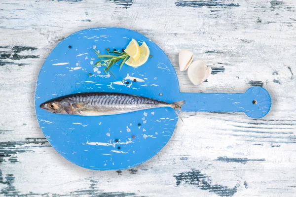 Makreel op houten tafel. — Stockfoto