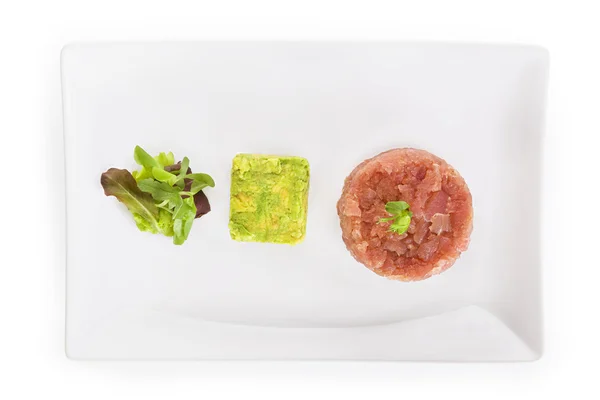 Tartar de salmón con ensalada y aguacate . —  Fotos de Stock