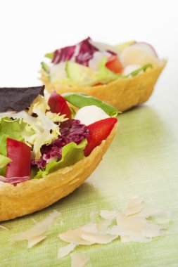 Taco shell salata ile dolu.