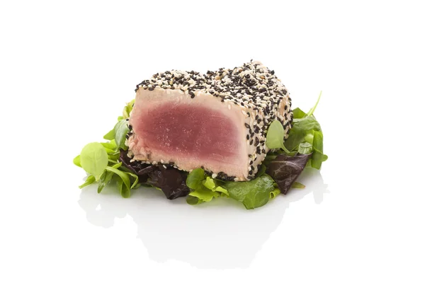 Heerlijke tonijnsteak op groene salade — Stockfoto