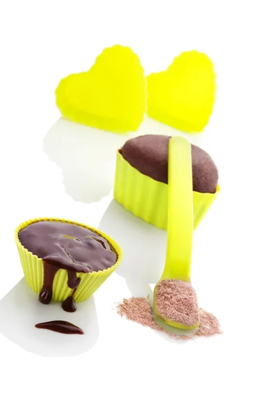 Cupcake mezcla de chocolate en formas de hornear de color verde neón —  Fotos de Stock
