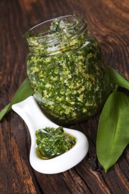 Sarımsak pesto taze yabani sarımsak yaprakları ile