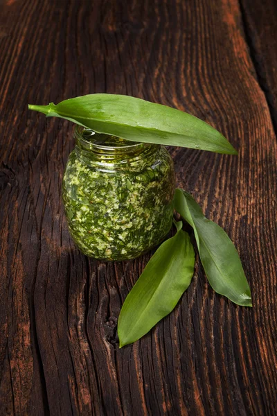 Pesto de ajo con hojas frescas de ajo silvestre —  Fotos de Stock