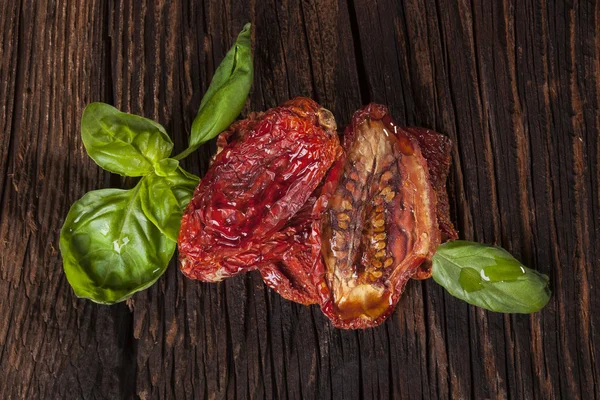 Délicieuses tomates séchées au soleil et basilic frais — Photo