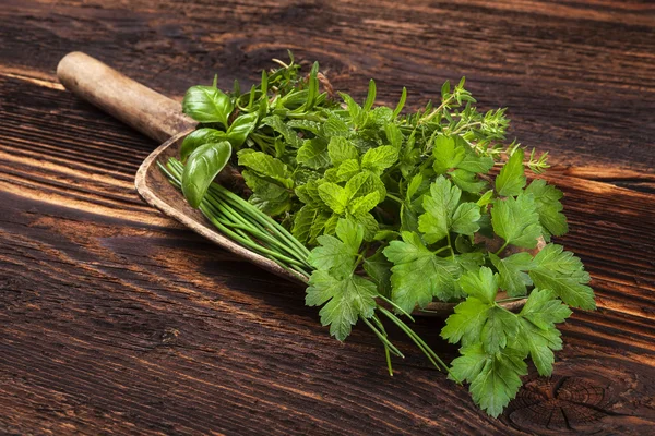 Különböző aromás fűszernövények, rusztikus stílusban. — Stock Fotó