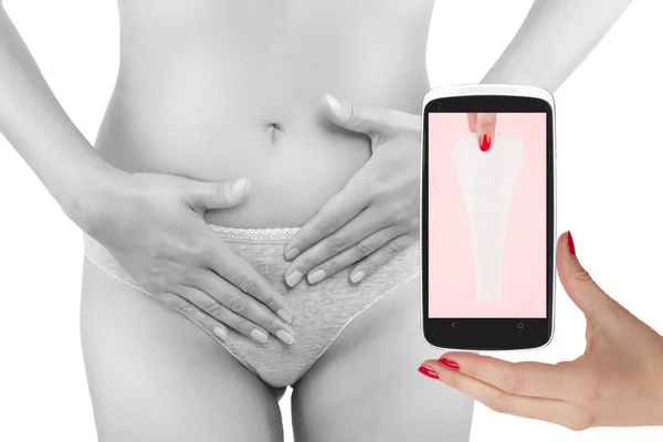 Bella donna che tocca la pancia e il telefono cellulare con l'app ciclo di ovulazione — Foto Stock