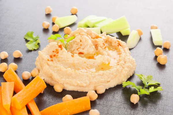 Hummus e verdure fresche ed erbe aromatiche . — Foto Stock