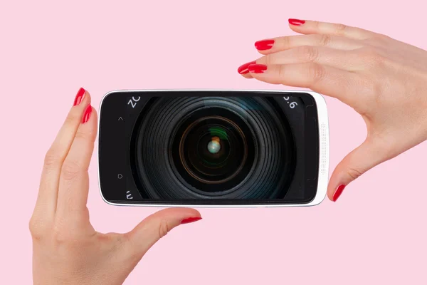 Naisten kädet punaiset kynnet tilalla älypuhelin — kuvapankkivalokuva