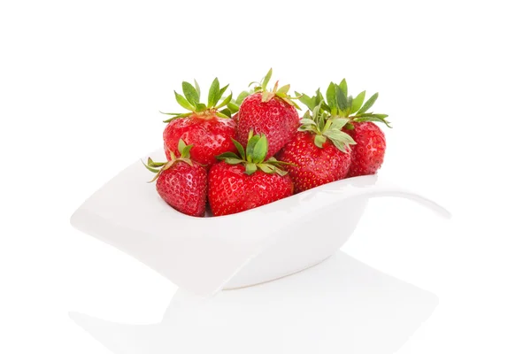 Leckere Erdbeeren in weißer Schüssel — Stockfoto