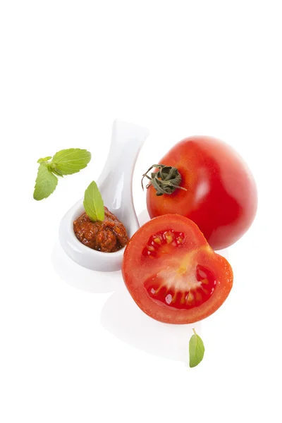 Tomates maduros frescos e pesto vermelho isoaltado . — Fotografia de Stock