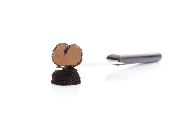 Trufas cortadas con cuchillo —  Fotos de Stock